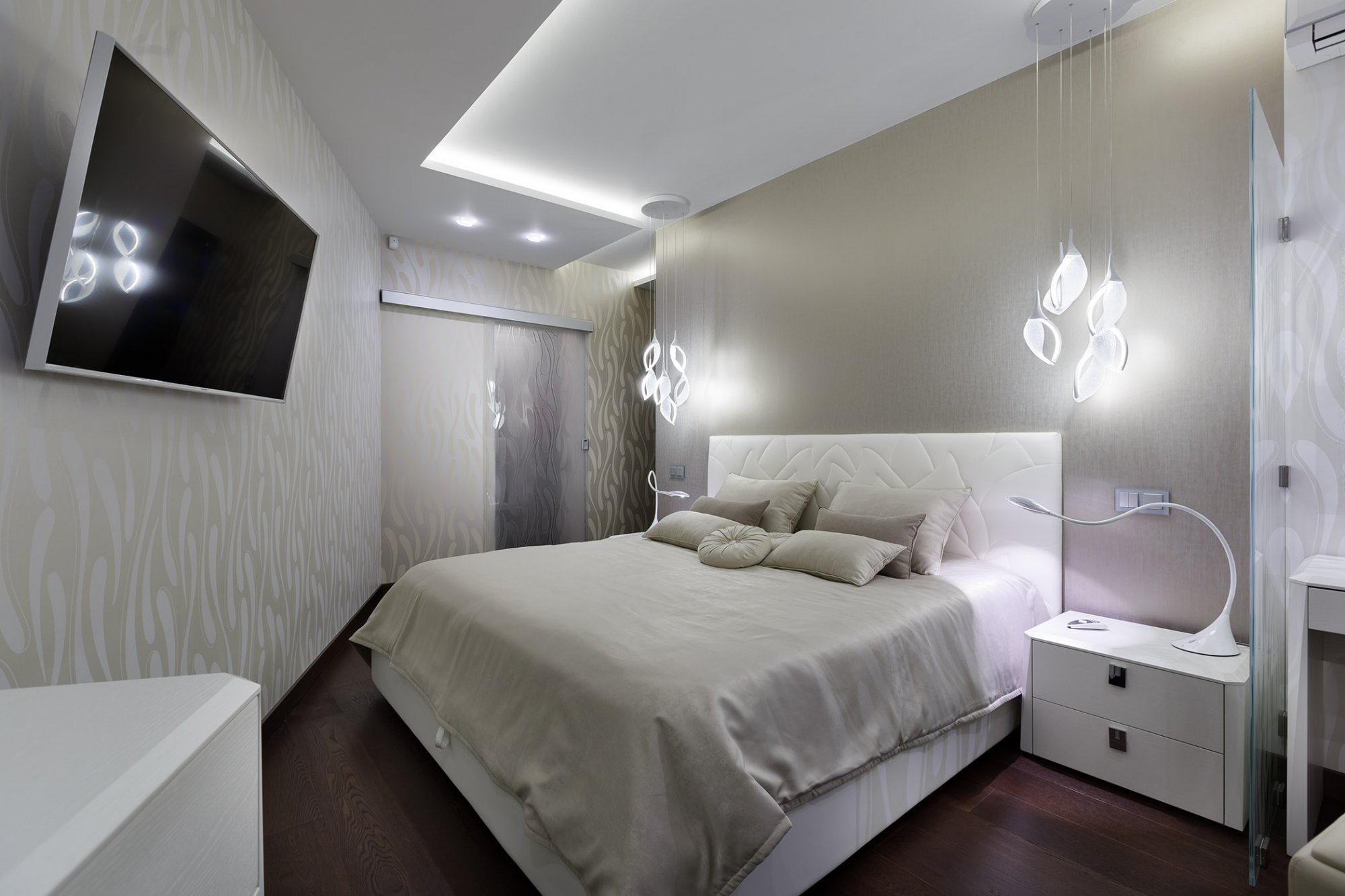 Интерьер спальни в современном стиле в светлых тонах